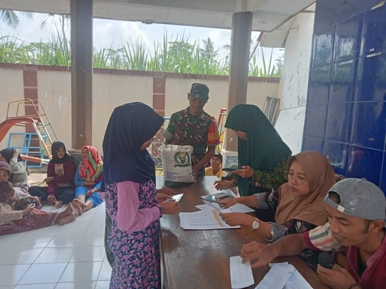 Babinsa Sruni Berperan Aktif dalam Pendampingan Distribusi Bantuan Beras