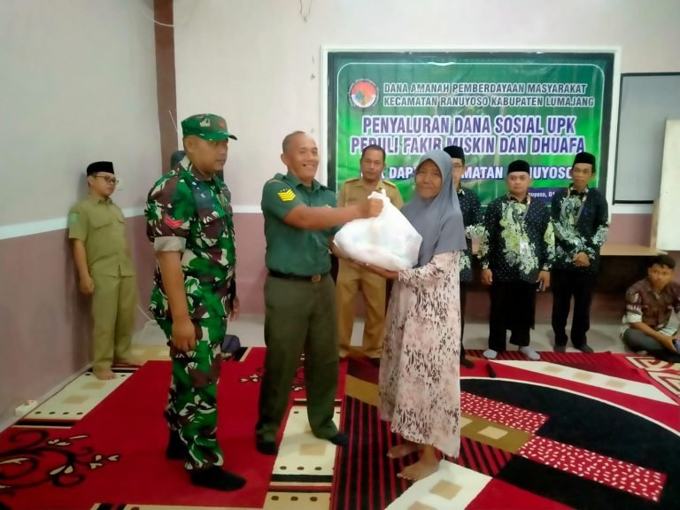 Babinsa Mewakili Danramil Hadiri Penyaluran Sembako untuk Warga Miskin di Ranuyoso