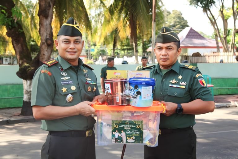 Dandim 0821/Lumajang Secara Simbolis Serahkan Bingkisan Lebaran