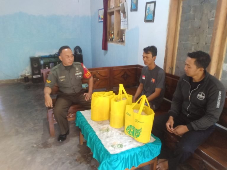Bangun Komsos Babinsa Pajarakan Berikan Bingkisan Lebaran dalam Kegiatan Silaturahmi