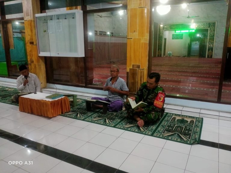 Babinsa Gondoruso Mempererat Silaturahmi melalui Kegiatan Tadarus Bersama di Masjid Jami’ Al Ikhlas