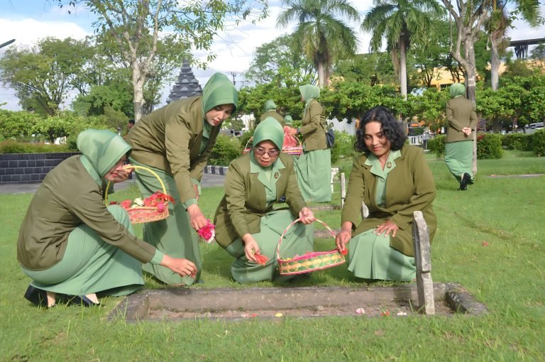Peringati HUT Persit Ke-78, Persit se-Kabupaten Lumajang Laksanakan Ziarah dan Tabur Bunga