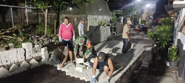 Babinsa Jatiroto Bersama Masyarakat Dukung Program Pemdes Pembangunan Pavingisasi Jalan Dusun
