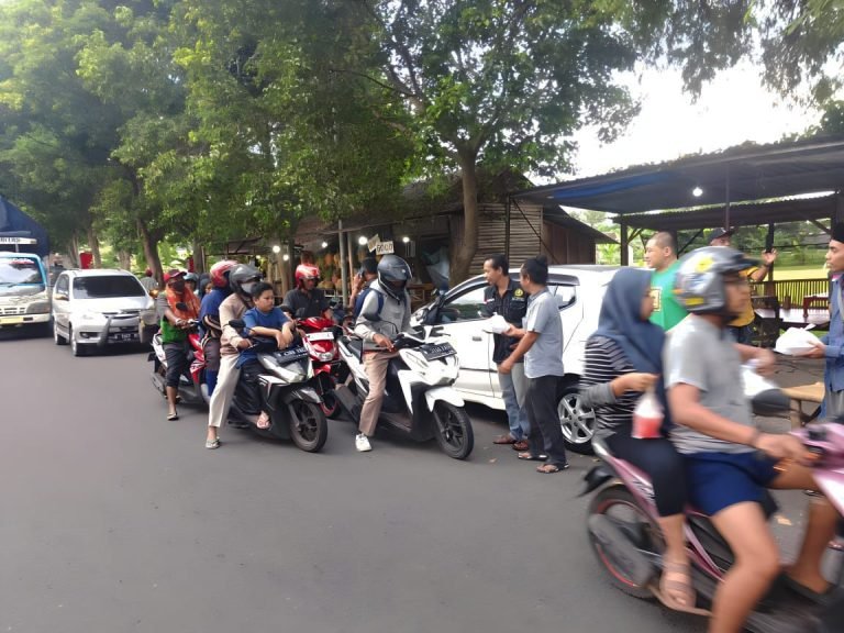 “Ramadan Berbagi: D-COL Lumajang Buka Puasa Bersama dan Bagi Takjil”