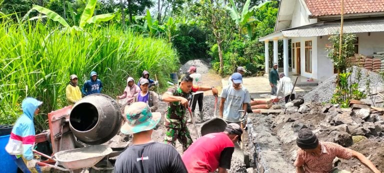 Babinsa Dampingi Pementintah Desa Dalam GiatPengecoran Jalan Rabat Betot di Dusun Gumukmas