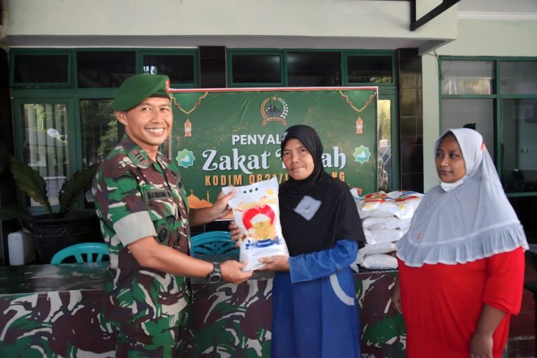 Kodim Lumajang Salurkan Zakat Fitrah untuk Warga Sekitar