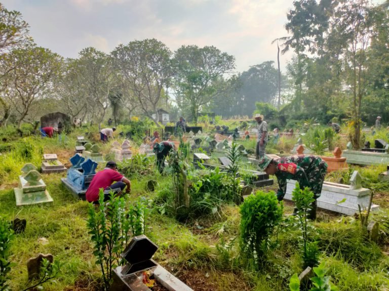 Babinsa danWarga Bersatu, Gelar Kerja Bakti Bersihkan Makam Menjelang Idulfitri
