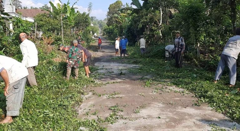 BabinsaPasrujambe Bersama Warga Laksanakan Kerja Bakti Pembersihan Makam