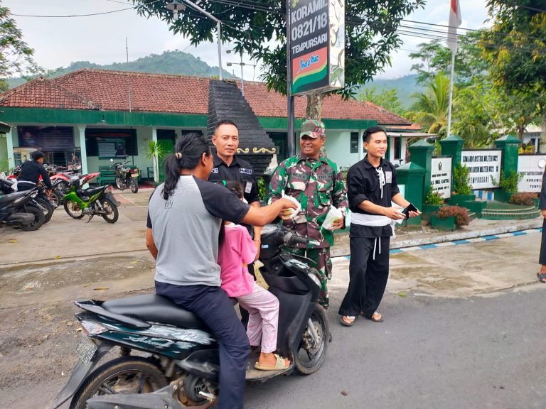 Koramil Tempursari dan Keluarga PSHT Ranting Tempursari Berbagi Takjil Untuk Warga Pengguna Jalan