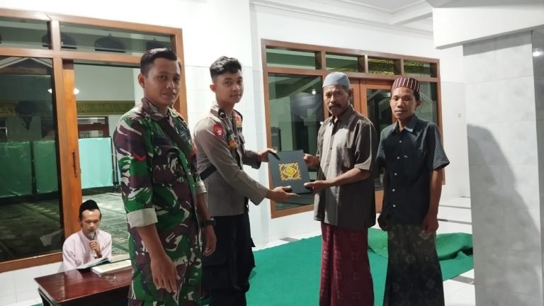 Sinergi, Babinsa dan Babinkamtibmas Sumbersuko Bagikan Al Quran ke Masjid Dalam Momentum Ramadan