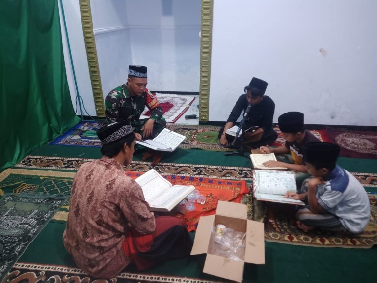 Pererat Silaturahmi Babinsa Kedungjajang Tadarus Bersama Warga Sembari Patroli Wilayah