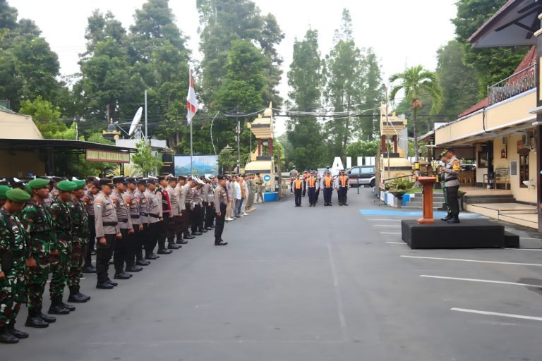 Kodim 0821/Lumajang Bersama Polres Lumajang : Menjaga Ketertiban Malam Takbiran.