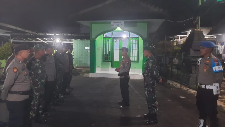 Berikan Pelayanan Masyarakat, TNI-Polri SenduroLaksanakan Gelar Apel Gabungan dan Patroli Menjelang Idulfitri