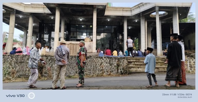 PersonelKoramil Gucialit Berperan Aktif Dalam Pengamanan Salat Idulfitri di MasjidNurul Sholihin