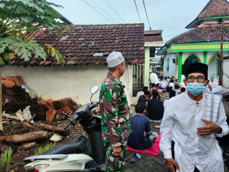 BabinsaMlawang Perkuat Kehadiran dalam Pengamanan Salat Idulfitri Bersama Warga Binaan