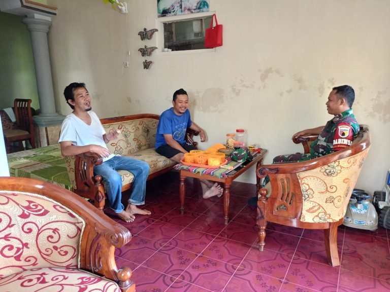Babinsa Ranuyoso Maksimalkan Momen Idul Fitri Untuk Mempererat Komsos di Wilayah Binaan