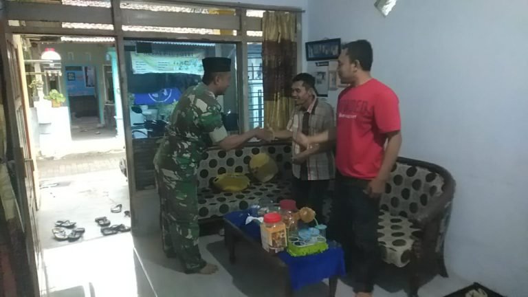 Babinsa Buwek Manfaatkan Silaturahmi Lebaran untuk Membangun Soliditas Bersama Warga