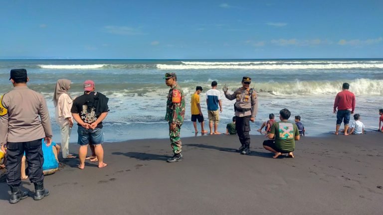 Babinsa SelokAwar Awar Memastikan Keselamatan Pengunjung di Pantai Watu Pecak Selama LiburanIdulfitri”