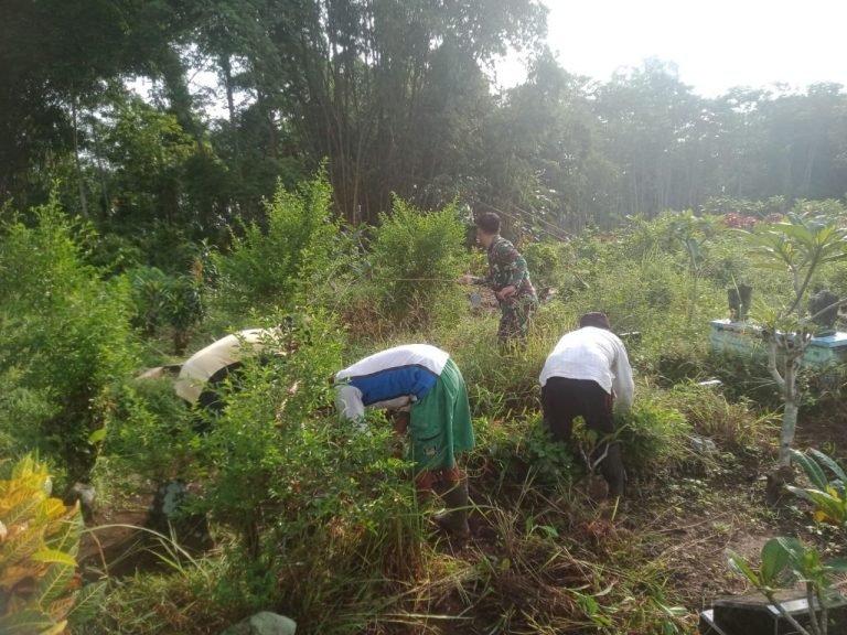 Babinsa Tambahrejo Berkolaborasi dengan Warga, Gelar Kerja Bakti Pembersihan Makam sebagai Wujud Gotong Royong