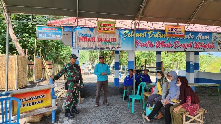 Terapkan Pendekatan Proaktif, Babinsa Wotgalih dalam Memantau Kegiatan Pengunjung Pantai Mbah Drajit Wotgalih