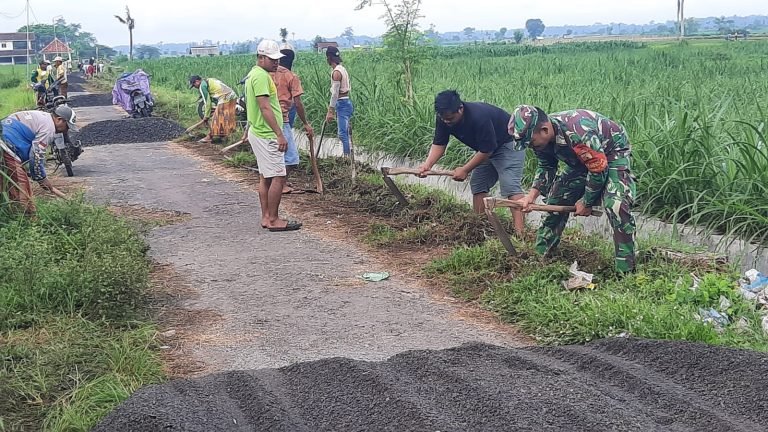 Jelang Perbaikan Jalan, Babinsa Sukosari Bersama Warga Gotong Royong Bersihkan Kanan Kiri Jalan di Dusun Sukolilo