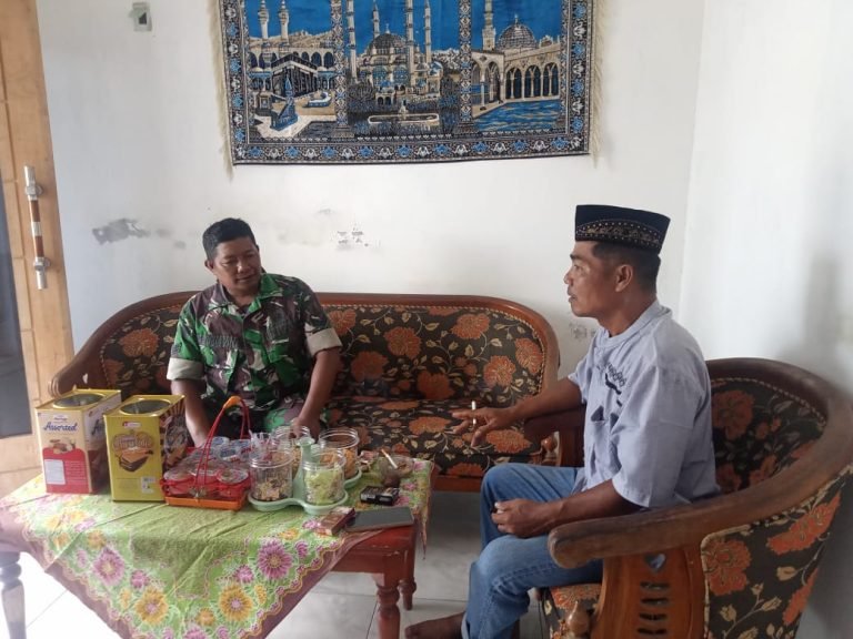 Babinsa Mangunsari Terjalinnya Silaturahmi Lebaran: Momen Berbagi Kebahagiaan dengan Warga