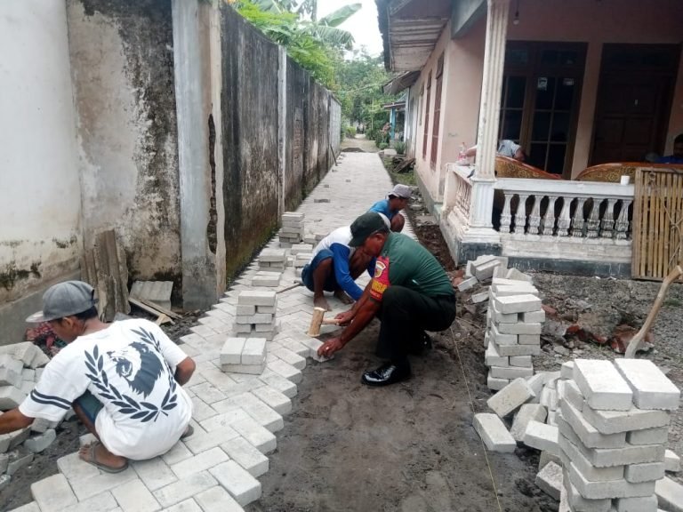 Babinsa Kedungrejo Dukung Program Pavingisasi Bersama Warga: Membangun Infrastruktur Untuk Kemajuan Desa