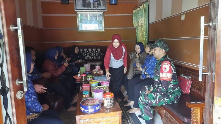 Babinsa Pasrujambe Pererat Kemitraan dengan Bidan Desa Melalui Kegiatan Halal Bihalal