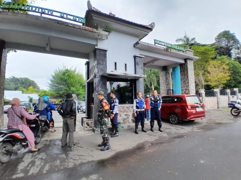 Babinsa Purwosono Memastikan Keselamatan Pengunjung, Fokus Monitoring Objek Wisata Pemandian Selokambang