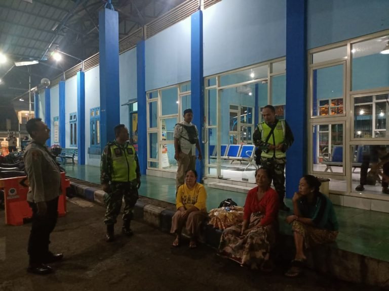 Patroli Malam di Terminal Minak Koncar: Kolaborasi Koramil dan Polsek Kedungjajang Amankan Arus Balik Lebaran