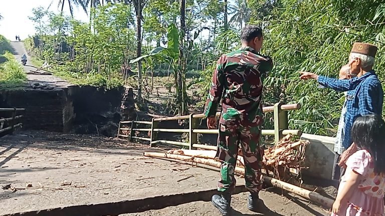 Babinsa Babakan Bersama Stakeholder: Pemantauan Jembatan Sumber Wadung Yang Putus Akibat Banjir