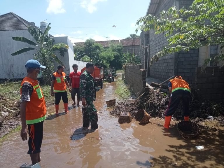 Bahu Membahu Bersama Dinas Terkait dan Warga Lakukan Kerja Bakti Pembersihan Material Lumpur Pasca Banjir di wilayah