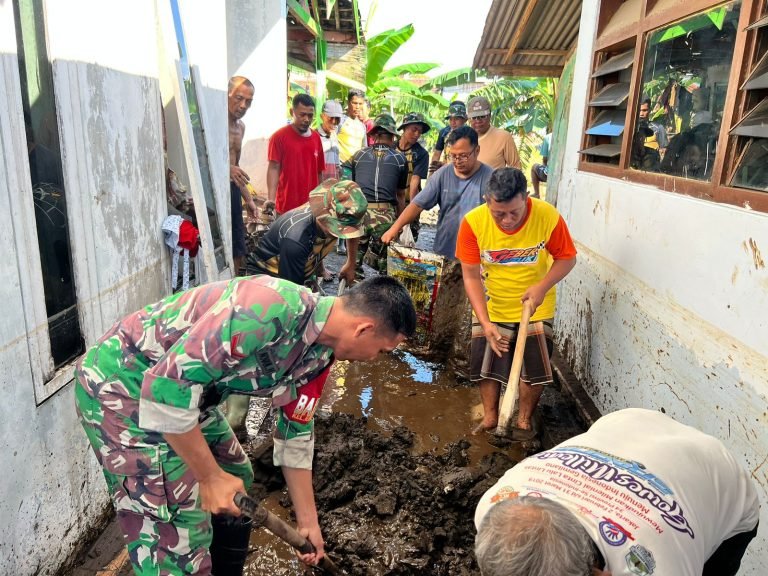 TNI dan Aparatur Kabupaten Lumajang Bantu Masyarakat Bersihkan Material Banjir