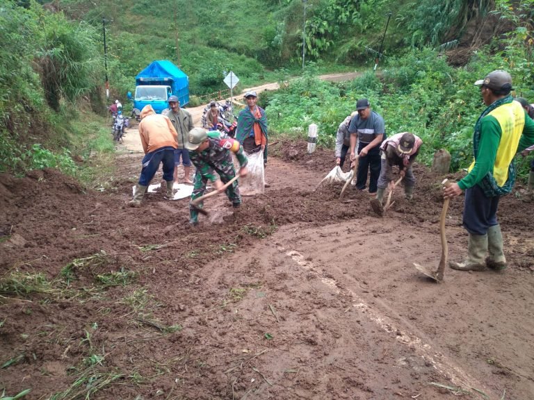 Kolaborasi TNI-Polri Bersama Warga Bersihkan Tanah Longsor di Jalan Argosari