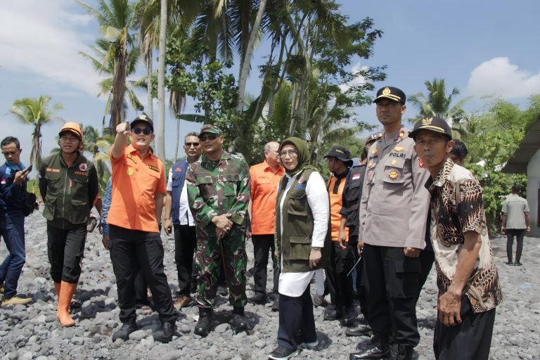Forkopimda Lumajang Dampingi Pj Gubernur Jatim Tinjau Bencana Tanah Longsor dan Lahar Dingin Pasca Cuaca Ekstrem