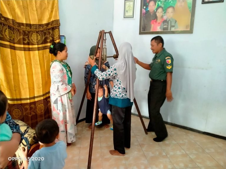 Babinsa Gedangmas dan Bidan Desa Sinergi dalam Monitoring Kesehatan Balita Melalui Pendampingan Posyandu
