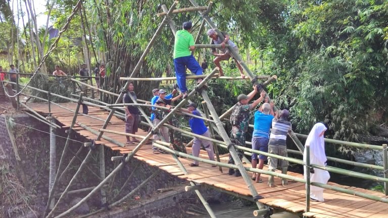 Pembangunan Jembatan Sementara Pasca Robohnya JembatanKali Durek Akibat Banjir di Desa Pasirian Lumajang