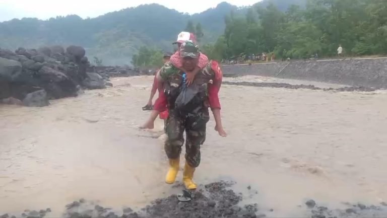 Babinsa Jugosari Menjadi Penyelamat Anak Sekolah Terdampak Banjir di Sungai Regoyo