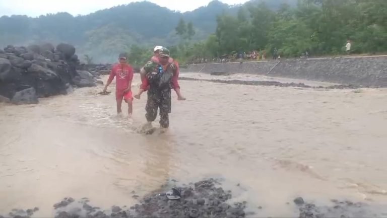 Babinsa Jugosari Menjadi Penyelamat Anak Sekolah Terdampak Banjir di Sungai Regoyo