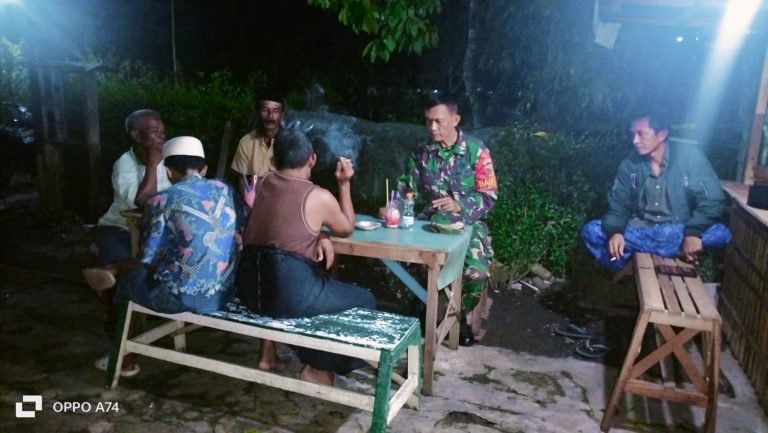 Babinsa Kaliboto Kidul Tingkatkan Keamanan Melalui Patroli Malam dan Komsos Bersama Warga