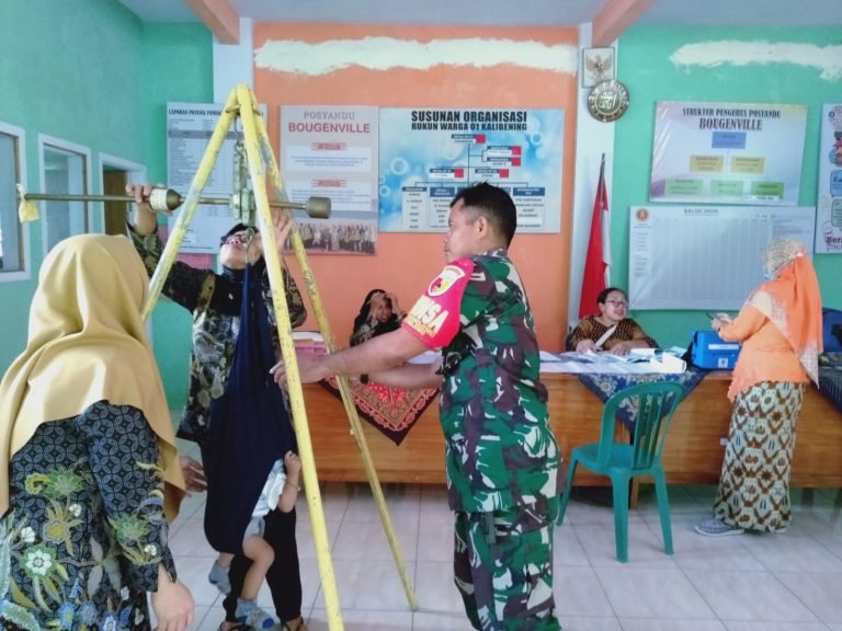 Pendampingan,Babinsa Pronojiwo Tetap Beraksi di Posyandu Meskipun Ditengah Penetapan DaruratBencana