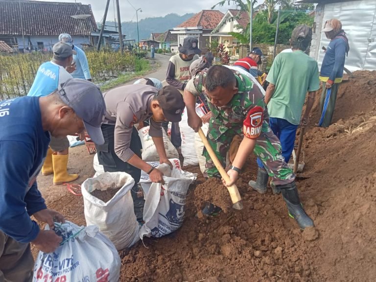 Kolaborasi Gotong Royong TNI-Polri Pronojiwo Bersama Warga dan Relawan Bangun Tanggul Darurat Upaya Antisipasi Bencana Alam