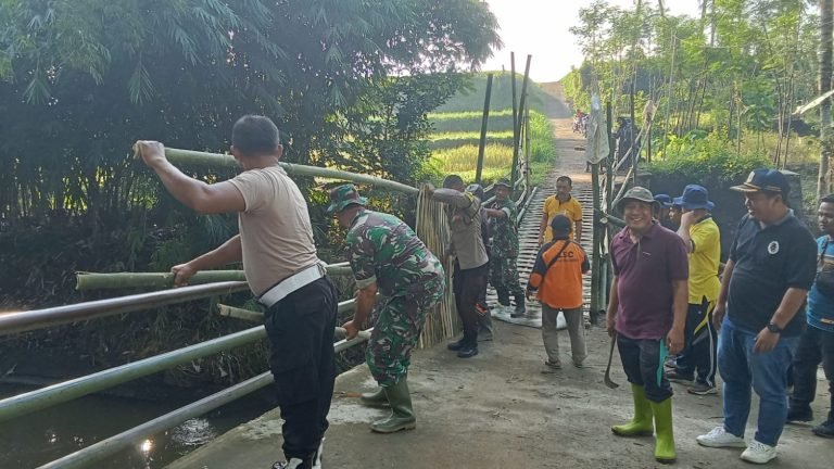 Forkopimcam Padang Bersama Stakeholder Bersatu dalam Pembuatan Jembatan Darurat di Momentum Hari Kesiapsiagaan Nasional