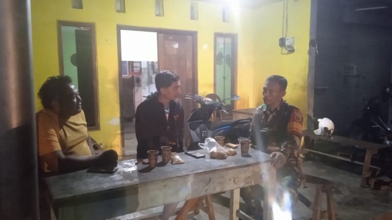 Komsos Wilayah, Babinsa Kelurahan TempokersanMenguatkan Hubungan dengan Warga Melalui Patroli Malam