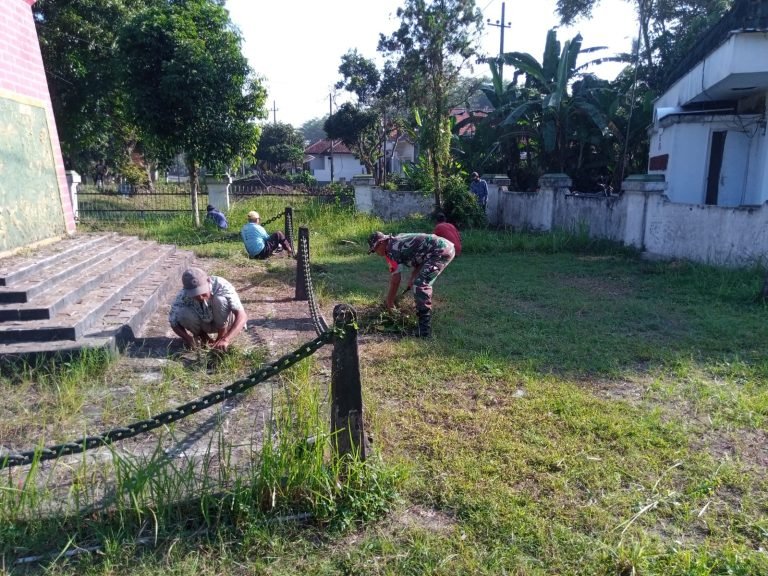 Babinsa Nogosari Bersama Paguyuban Bankom Rowokangkung Kerja Bakti Pembersihan Monumen Mayjen Soekertiyo
