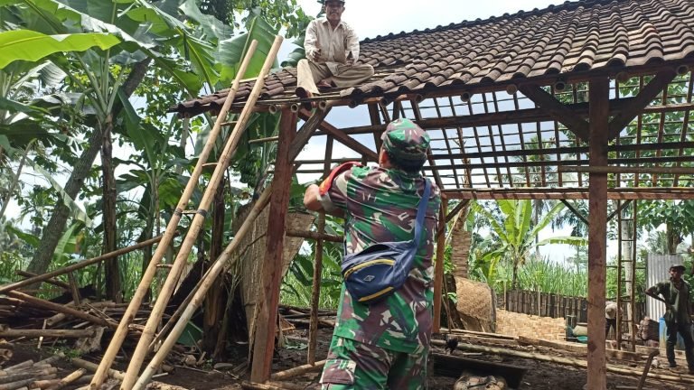 Babinsa Tunjung Galang Semangat Gotong Royong: Renovasi Rumah Warga Kurang Mampu