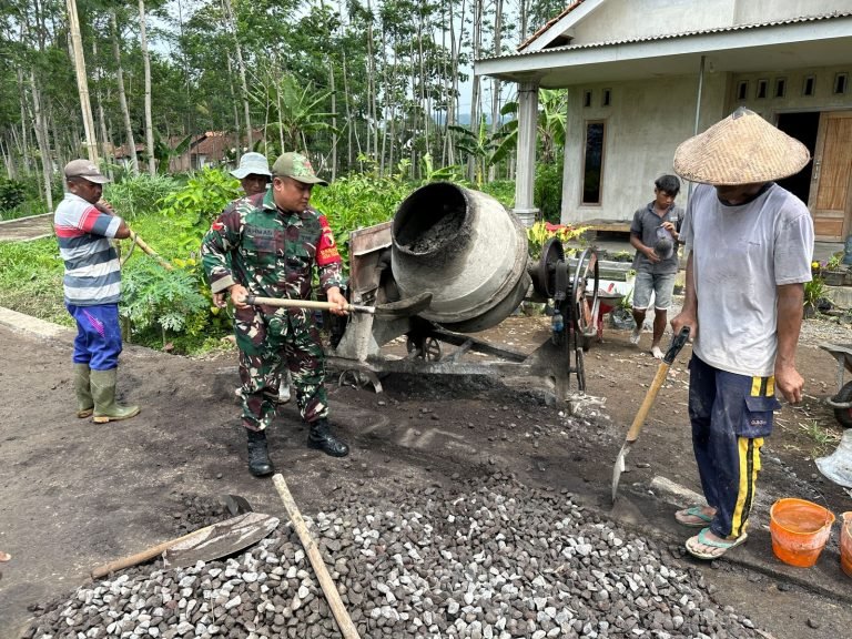 Kawal Pembangunan, Babinsa Tegalciut Bersama Warga: Mewujudkan Jalan Rabat Beton untuk Kemajuan Desa