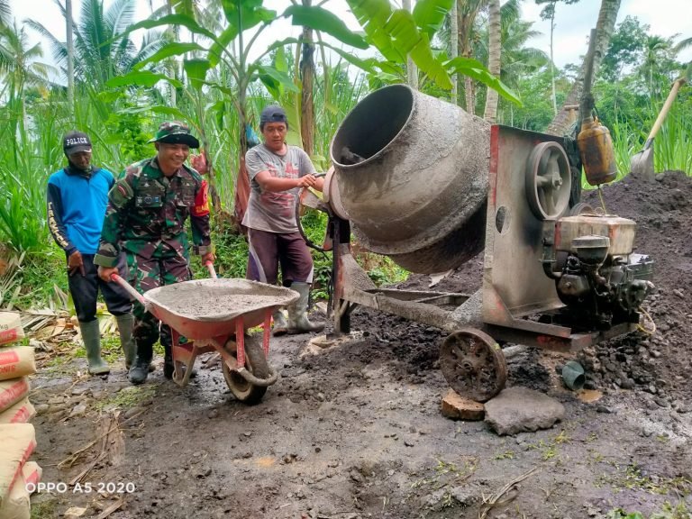 Babinsa Salak Giatkan Pendampingan Program Pemdes, Dalam Pembangunan Jalan Rabat Beton Untuk Meningkatkan Akses dan Perekonomian Desa