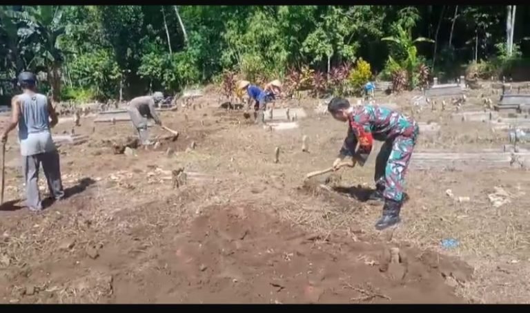 Bersama Warga, Babinsa Sememu Kerja Bakti Pembersihan Tempat Pemakaman Umum