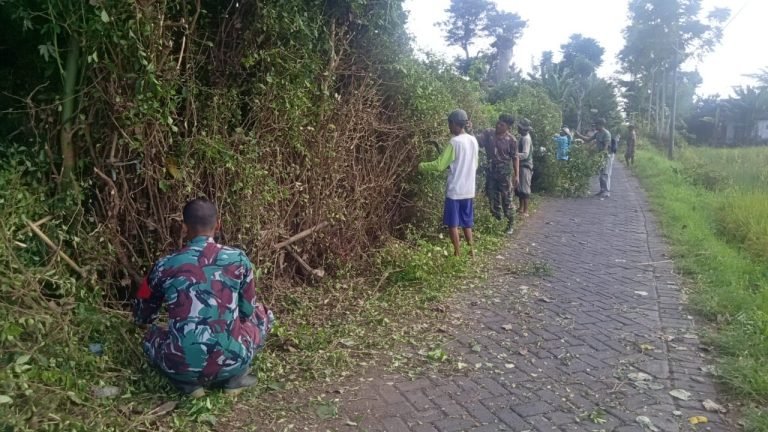 Bangun Kekompakan, Babinsa Krai Bersama Warga Gelar Kerja Bakti Pembersihan Jalan Dusun Kebonan